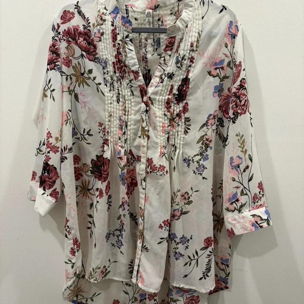 White floral blouse with button up front and pleated detail Lg